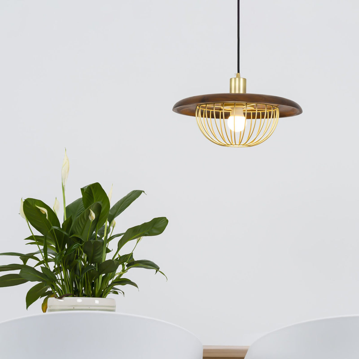 Lámpara colgante de madera Alveda sobre una mesa de comedor – imagen 36