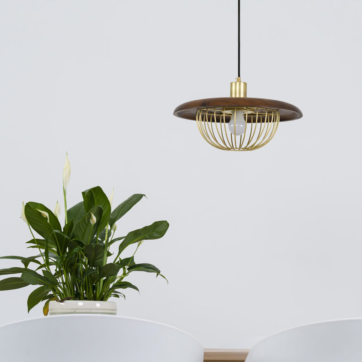 Lámpara colgante de madera Alveda sobre una mesa de comedor – imagen 6
