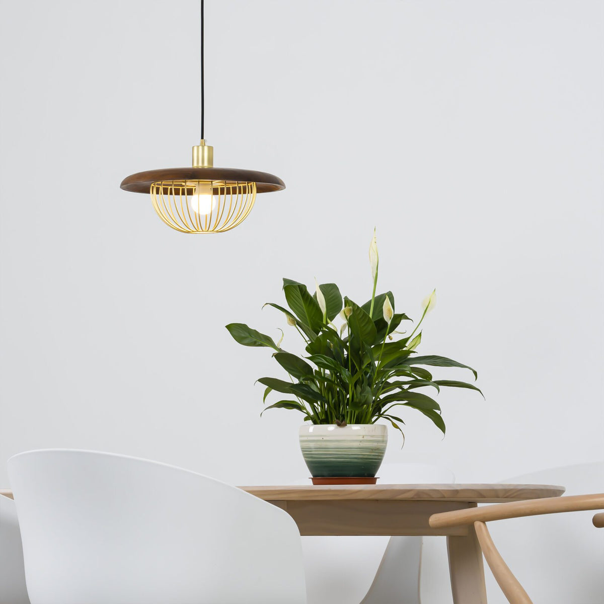 Lámpara colgante de madera Alveda sobre una mesa de comedor – imagen 30