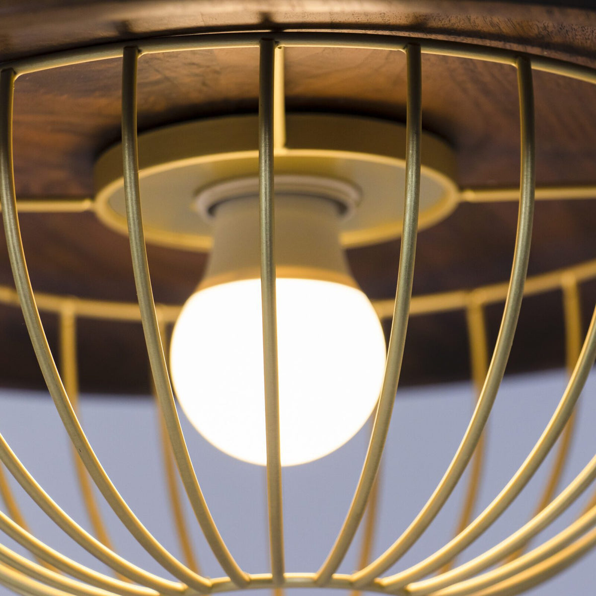 Lámpara colgante de madera Alveda sobre una mesa de comedor – imagen 41