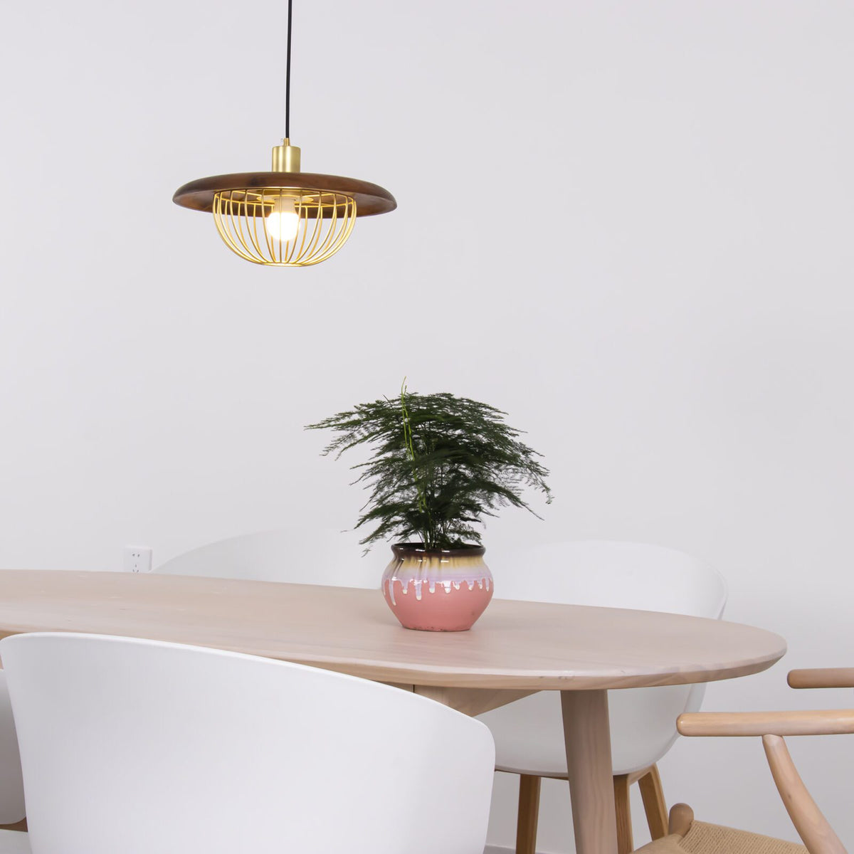 Lámpara colgante de madera Alveda sobre una mesa de comedor – imagen 38
