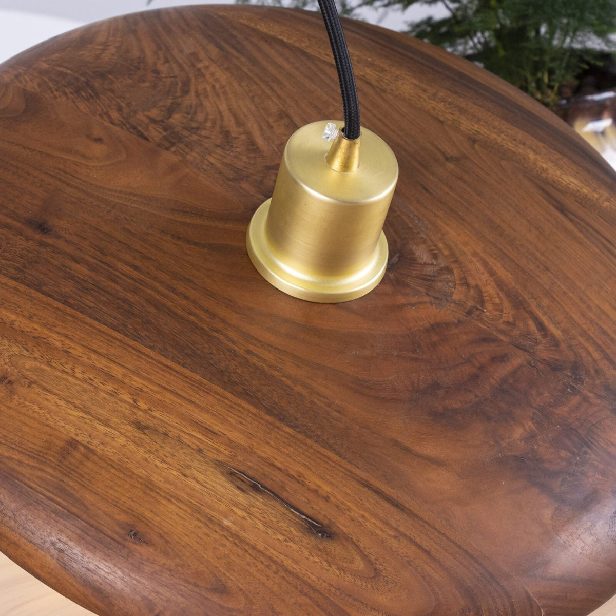 Lámpara colgante de madera Alveda sobre una mesa de comedor – imagen 46
