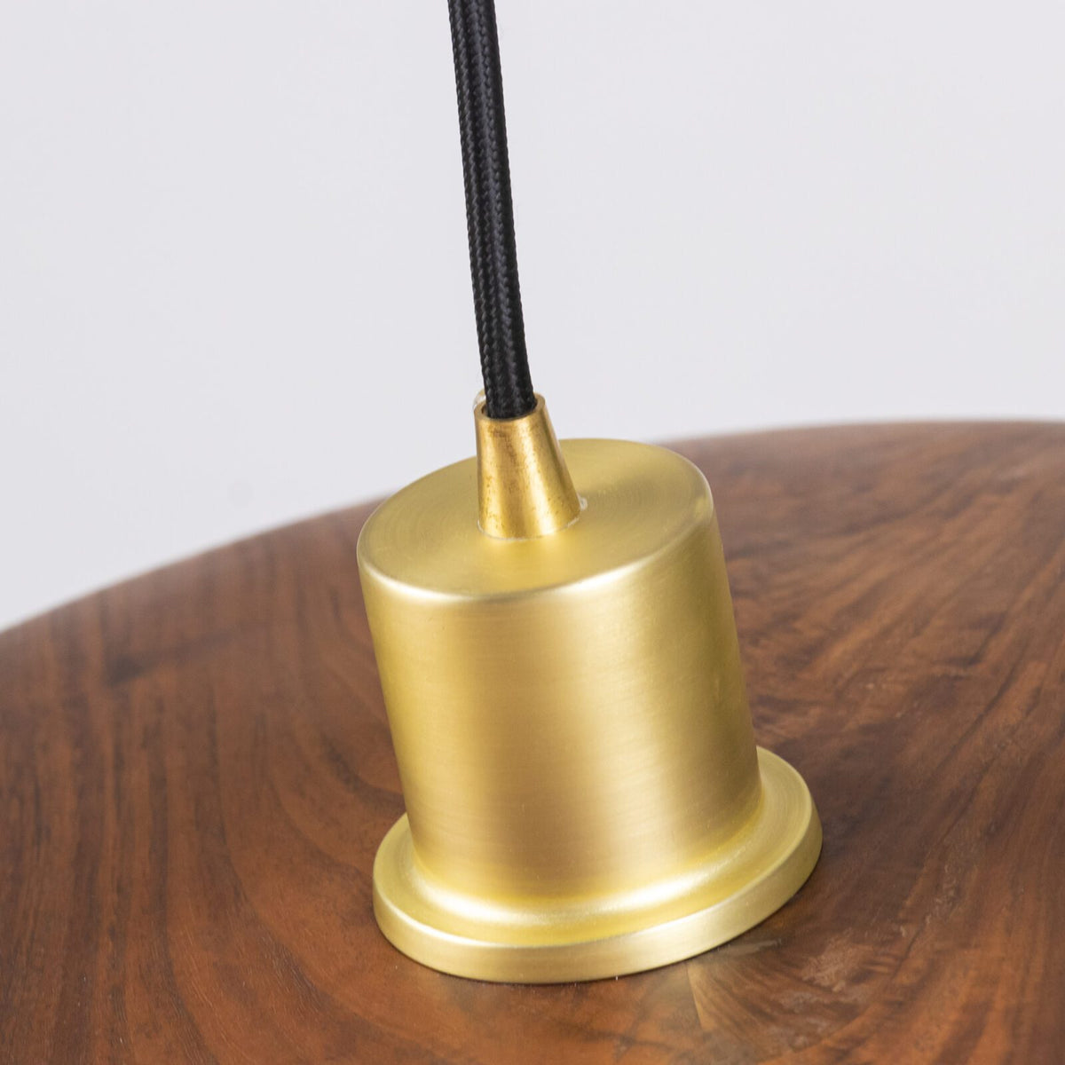 Lámpara colgante de madera Alveda sobre una mesa de comedor – imagen 47