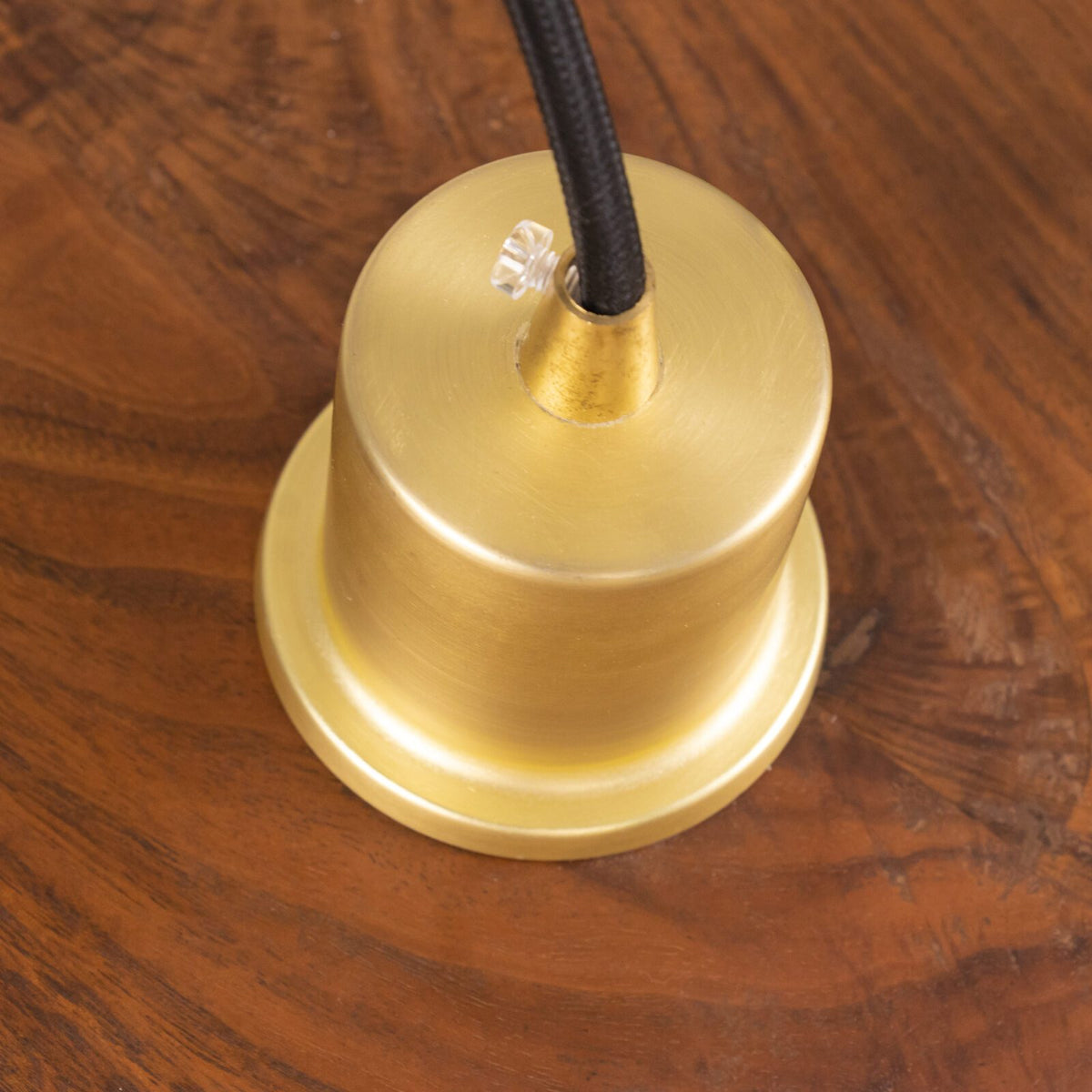 Lámpara colgante de madera Alveda sobre una mesa de comedor – imagen 50