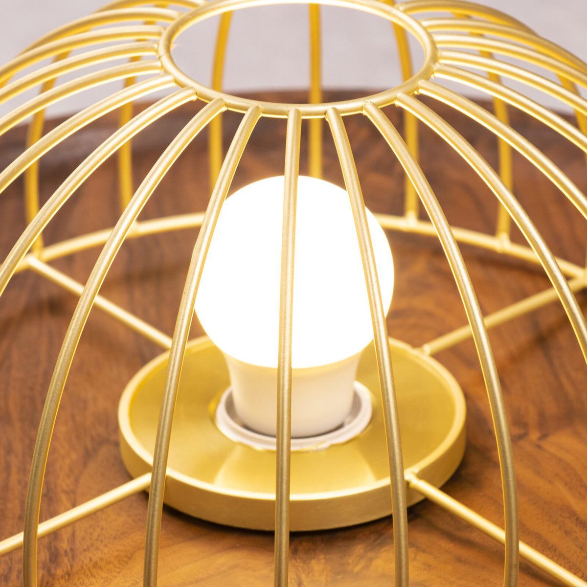 Lámpara colgante de madera Alveda sobre una mesa de comedor – imagen 40