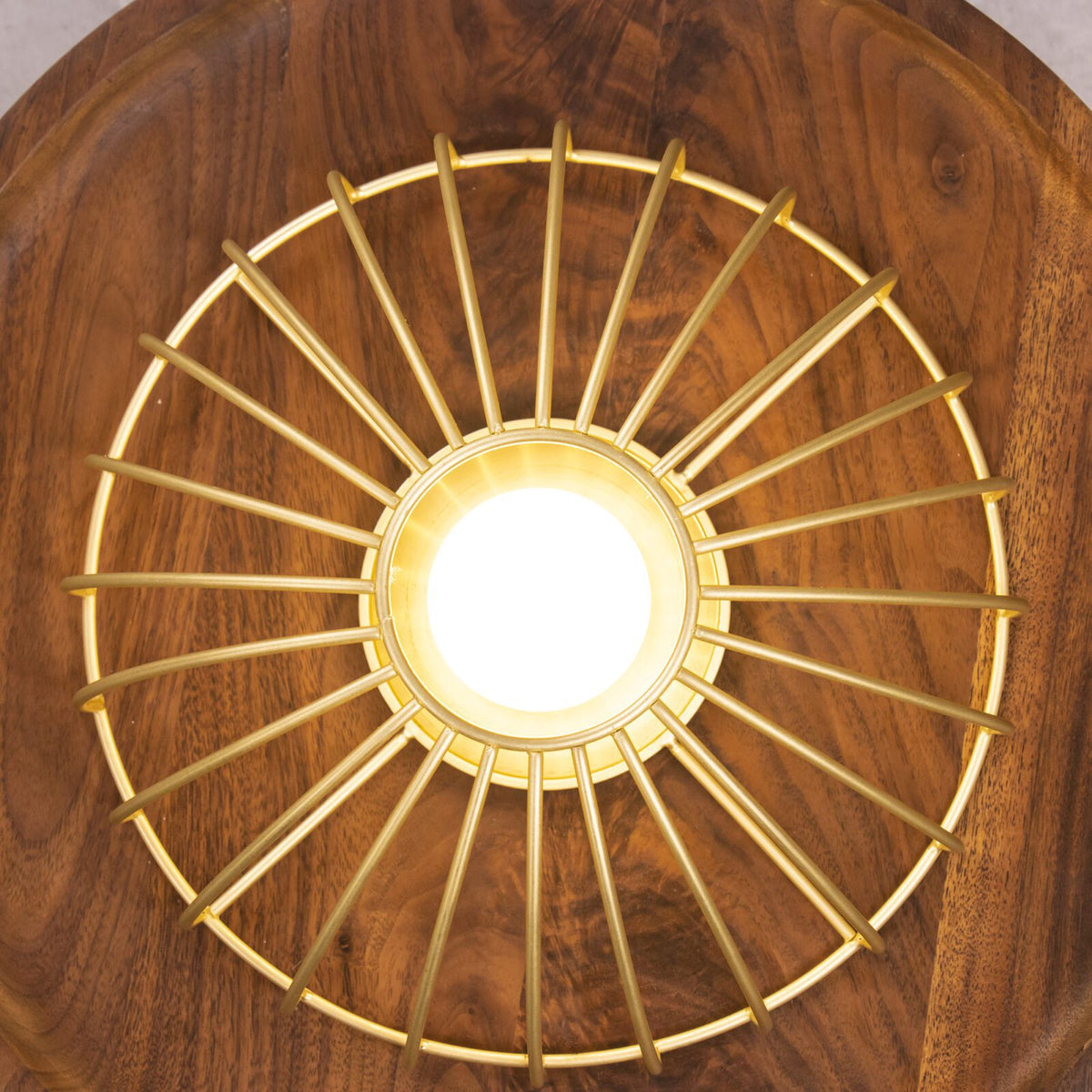 Lámpara colgante de madera Alveda sobre una mesa de comedor – imagen 11