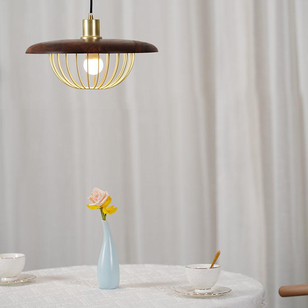 Lámpara colgante de madera Alveda sobre una mesa de comedor – imagen 16