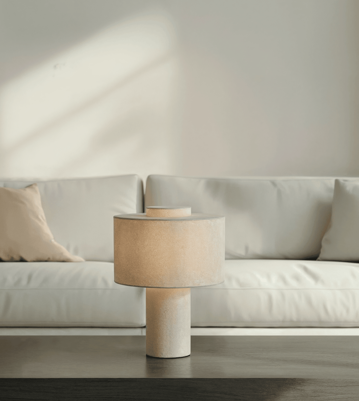 Lámpara de mesa de lino Matisa en un salón de tonos naturales – imagen 5