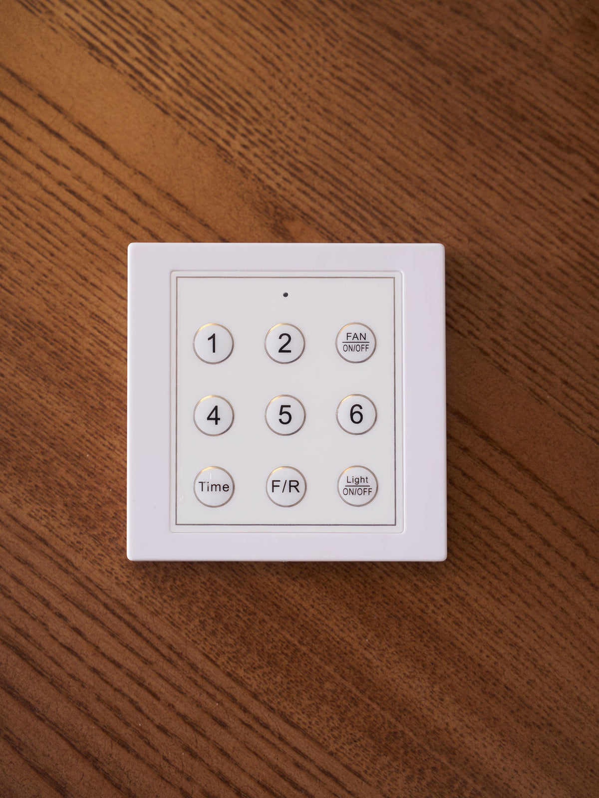 Ventilador de techo con luz Fresnia en un salón natural – imagen 18