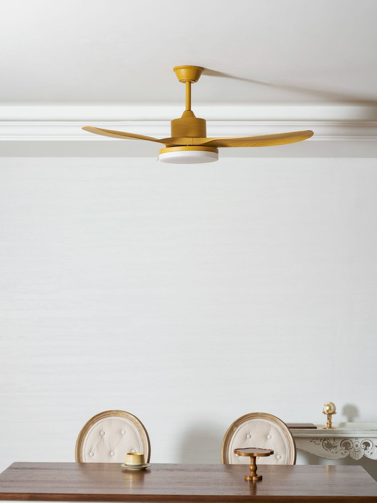 Ventilador de techo con luz Fresnia en un salón natural – imagen 15