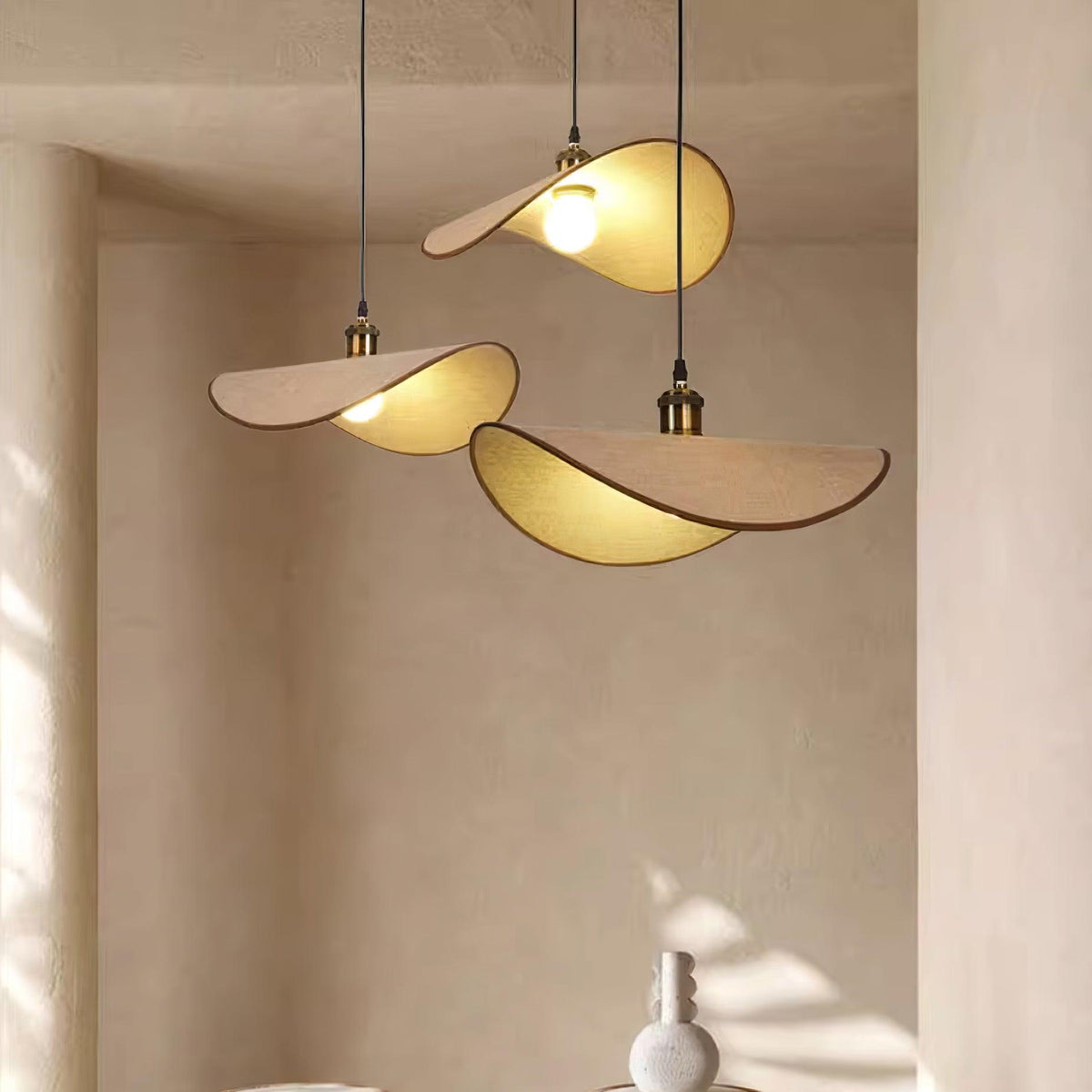 Lámpara colgante de tela ondulada Capelina en un comedor de estilo japandi – imagen 9