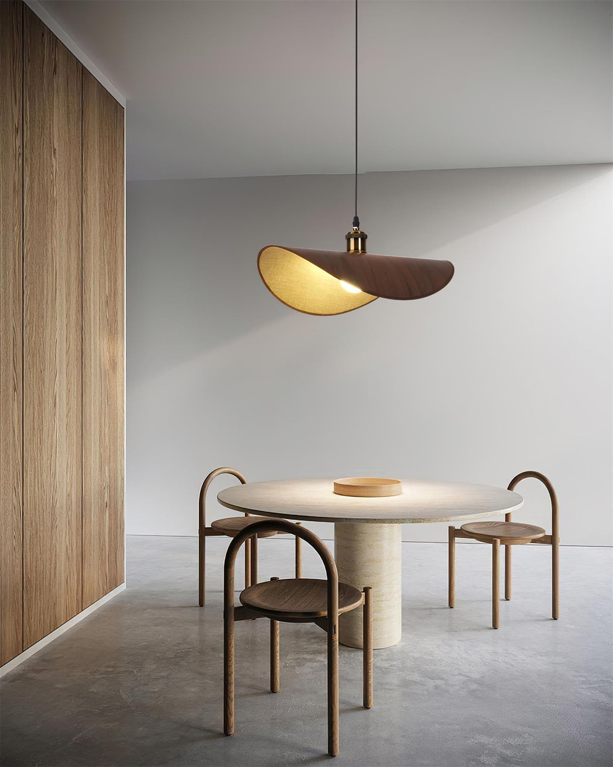 Lámpara colgante de tela ondulada Capelina en un comedor de estilo japandi – imagen 4