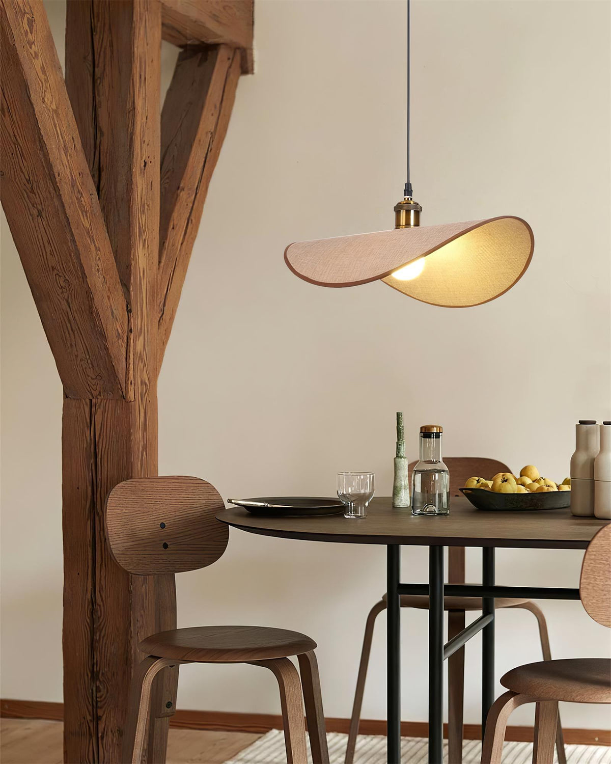 Lámpara colgante de tela ondulada Capelina en un comedor de estilo japandi – imagen 15