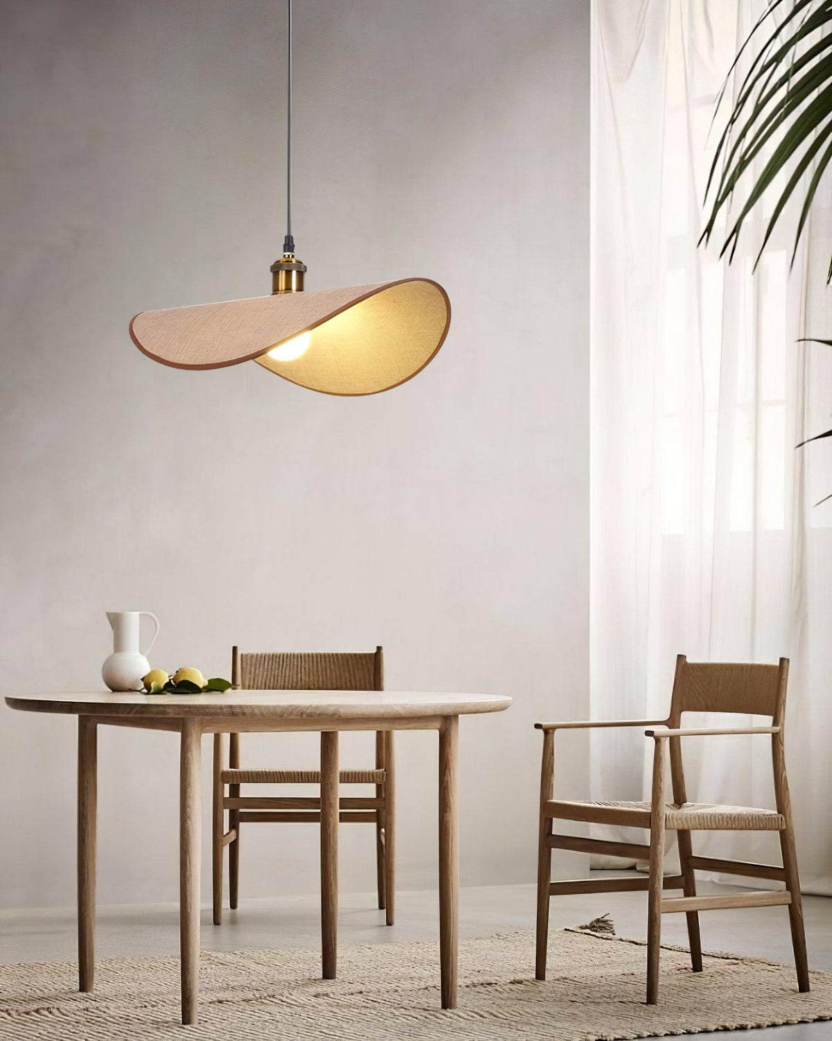 Lámpara colgante de tela ondulada Capelina en un comedor de estilo japandi – imagen 6
