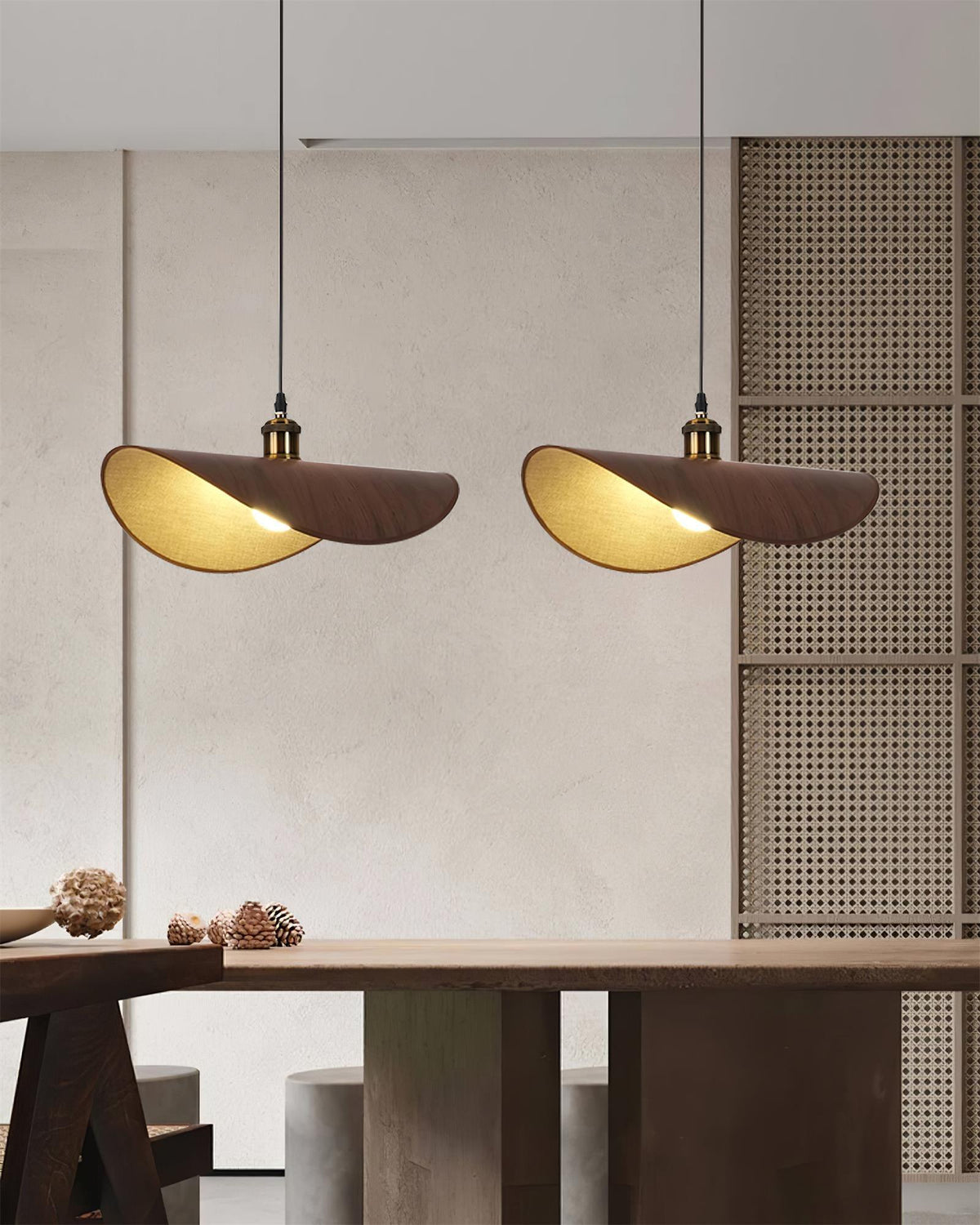 Lámpara colgante de tela ondulada Capelina en un comedor de estilo japandi – imagen 16