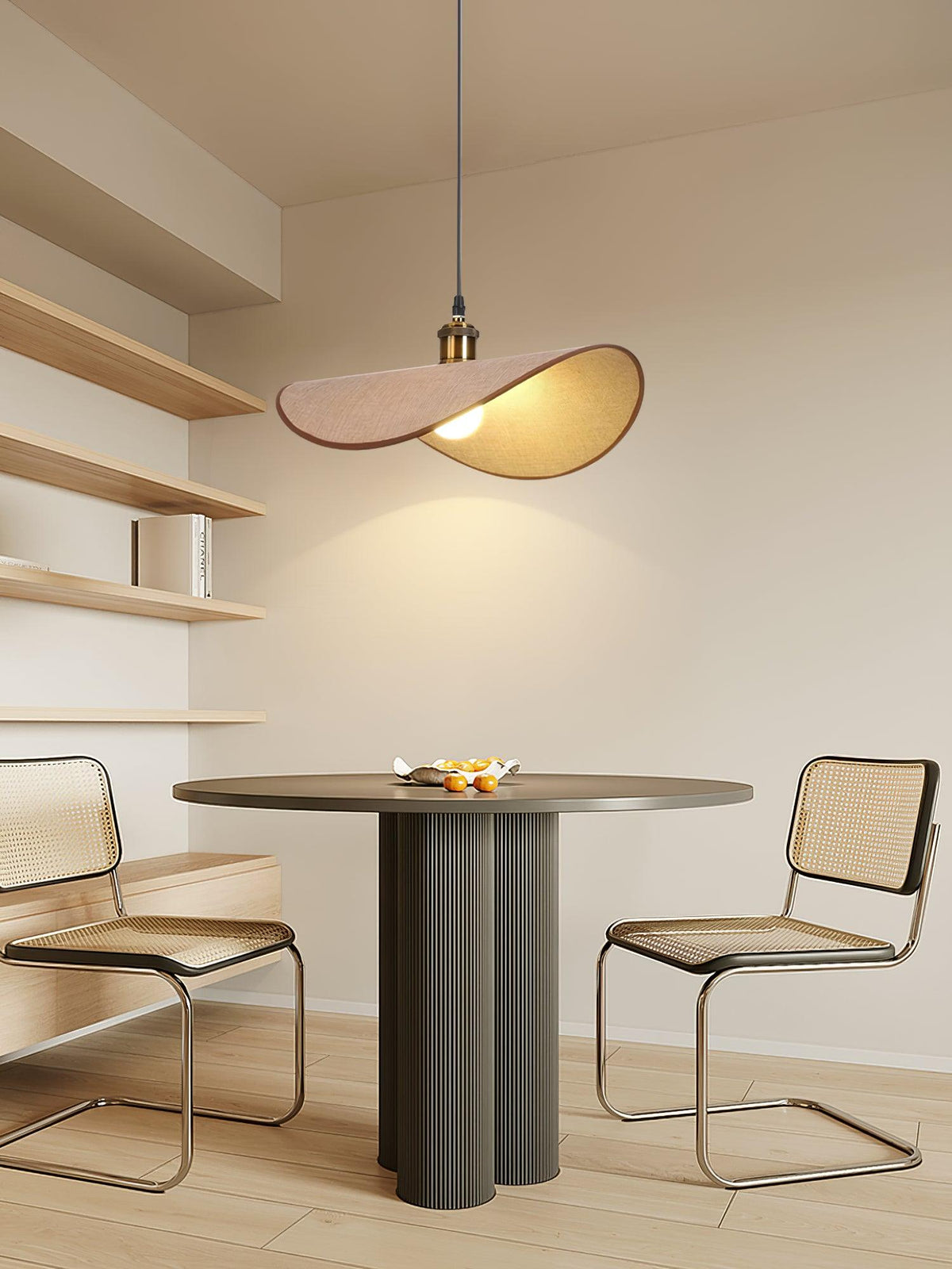 Lámpara colgante de tela ondulada Capelina en un comedor de estilo japandi – imagen 5