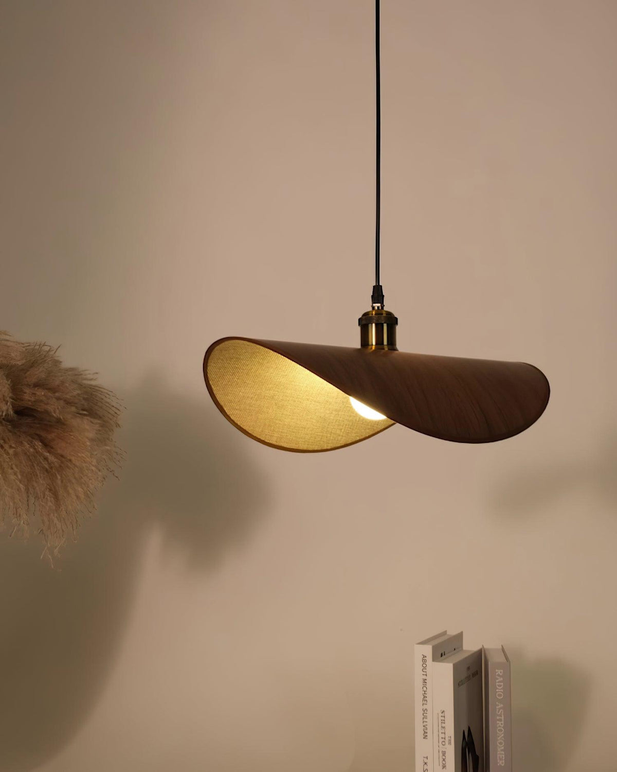 Lámpara colgante de tela ondulada Capelina en un comedor de estilo japandi – imagen 10