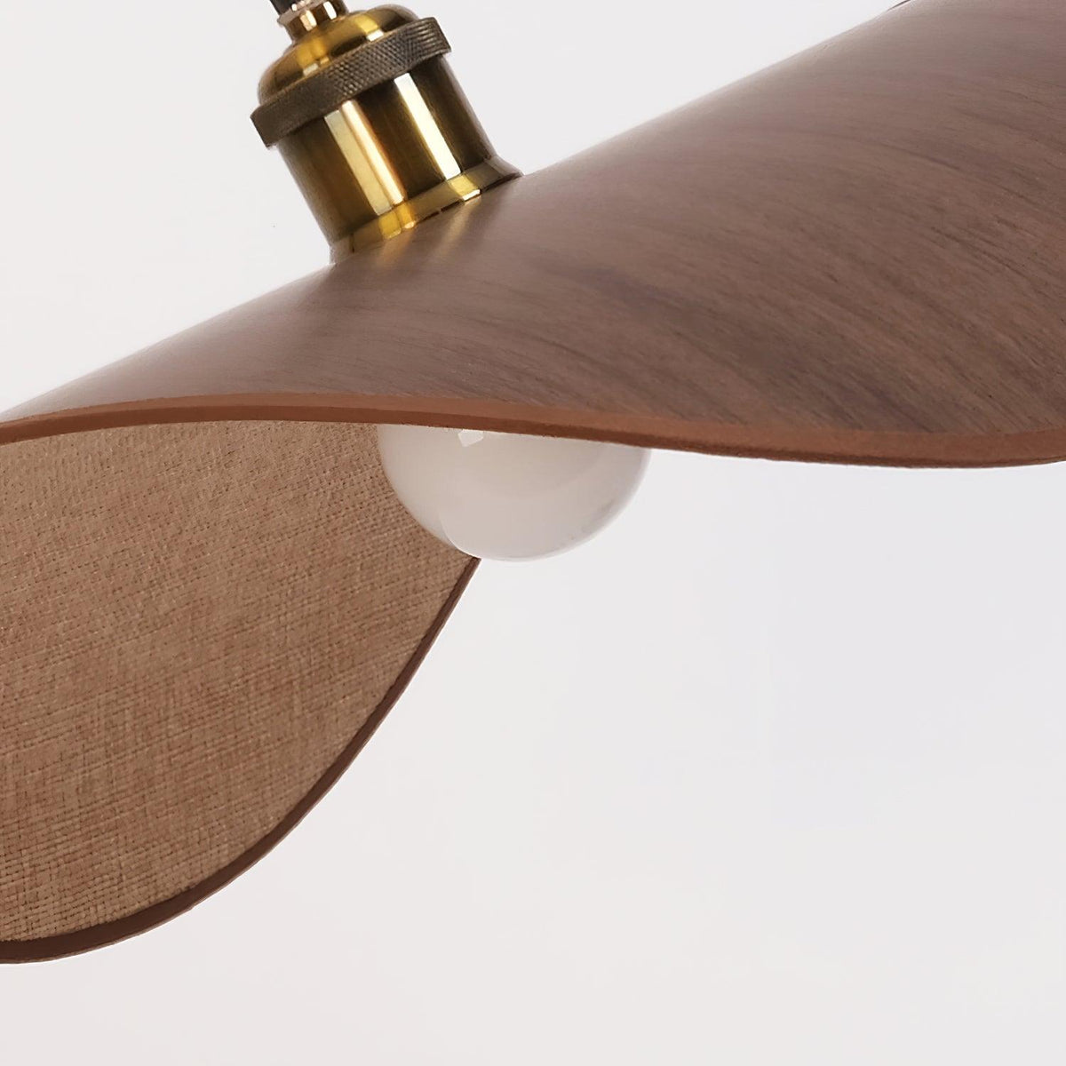 Lámpara colgante de tela ondulada Capelina en un comedor de estilo japandi – imagen 7