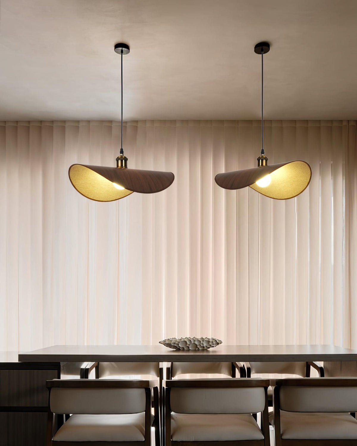Lámpara colgante de tela ondulada Capelina en un comedor de estilo japandi – imagen 13