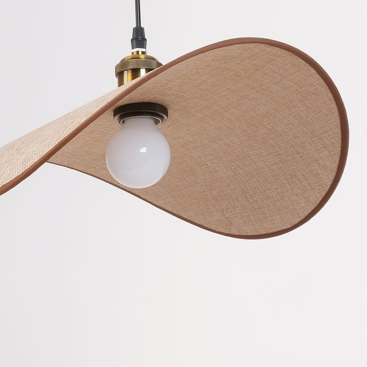Lámpara colgante de tela ondulada Capelina en un comedor de estilo japandi – imagen 8
