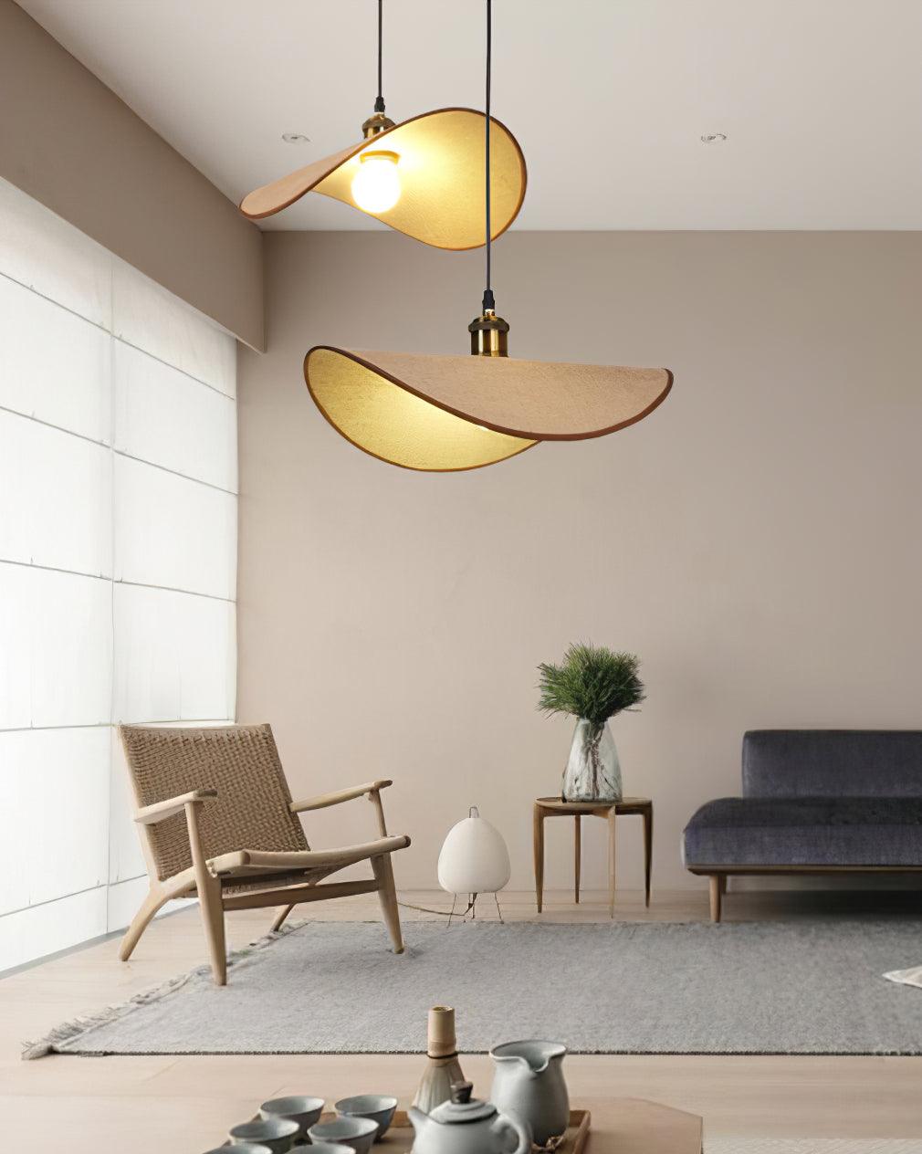 Lámpara colgante de tela ondulada Capelina en un comedor de estilo japandi – imagen 14