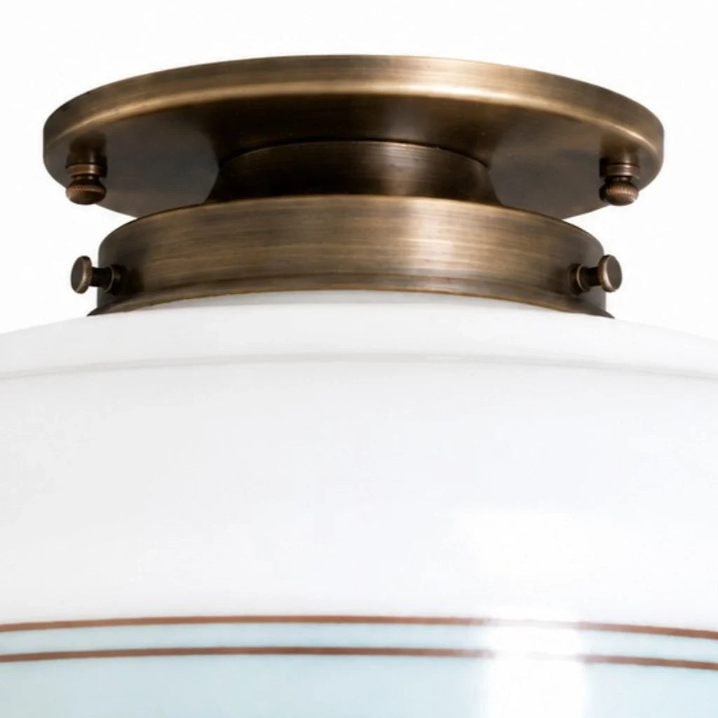 Plafón vintage de cristal opalino Escolina – detalle de la base en latón envejecido