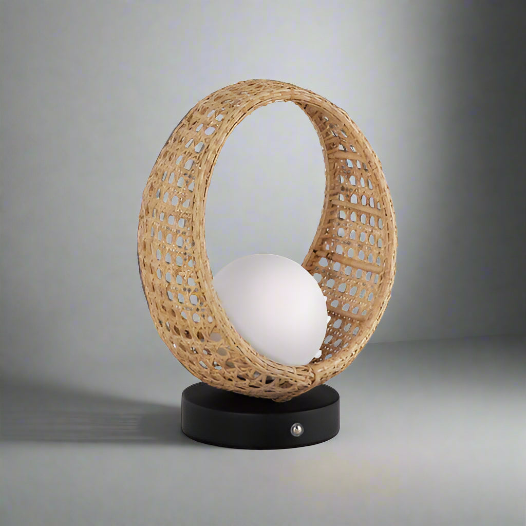 Lámpara de mesa recargable de ratán Cestela con luz cálida – imagen 3