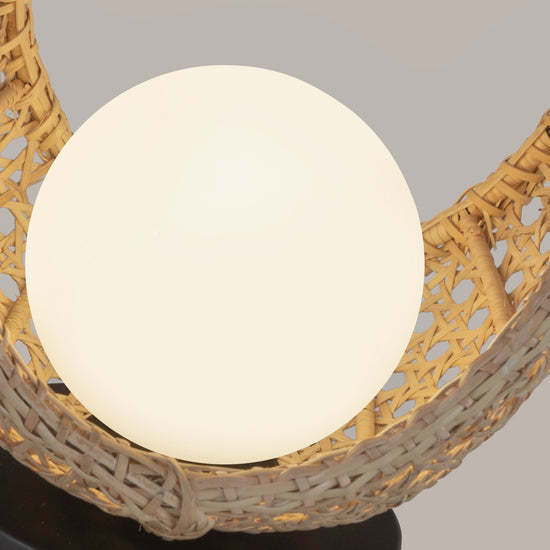 Lámpara de mesa recargable de ratán Cestela – detalle del globo de vidrio opal