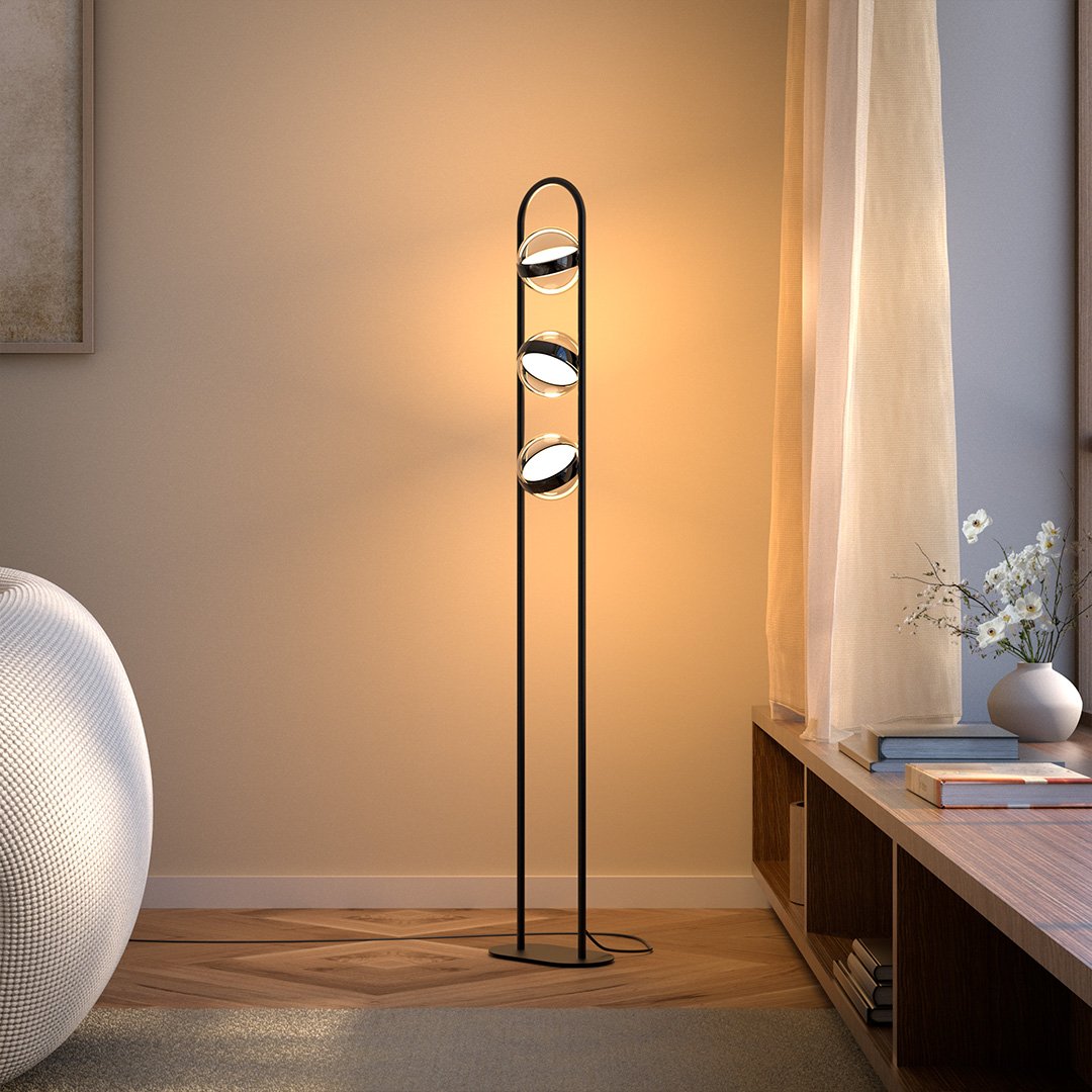 Lámpara de pie LED Romira en un salón cálido – imagen 4