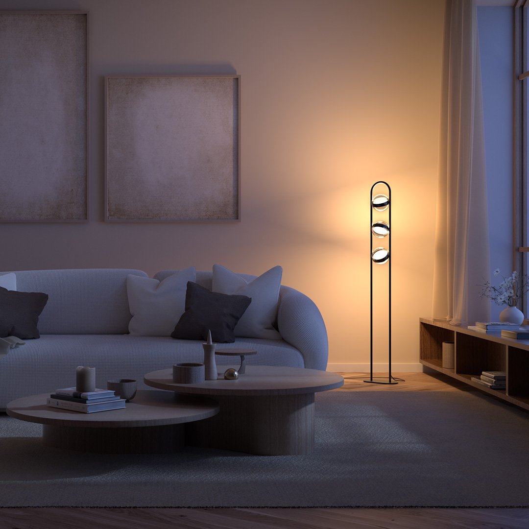 Lámpara de pie LED Romira en un salón cálido – imagen 9
