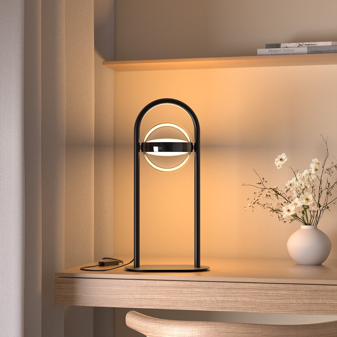 Lámpara de mesa LED Nimbela sobre un escritorio de madera – imagen 3