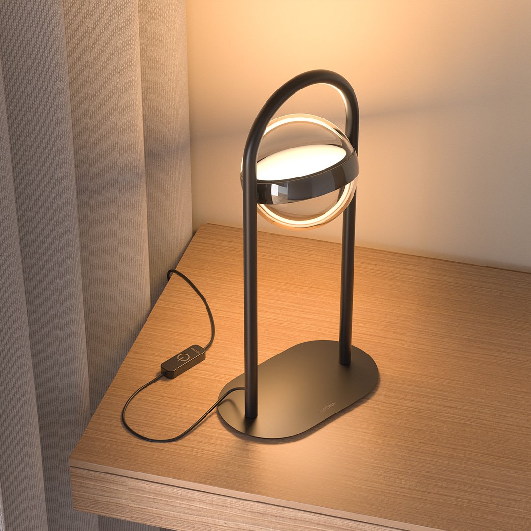 Lámpara de mesa LED Nimbela sobre un escritorio de madera – imagen 4