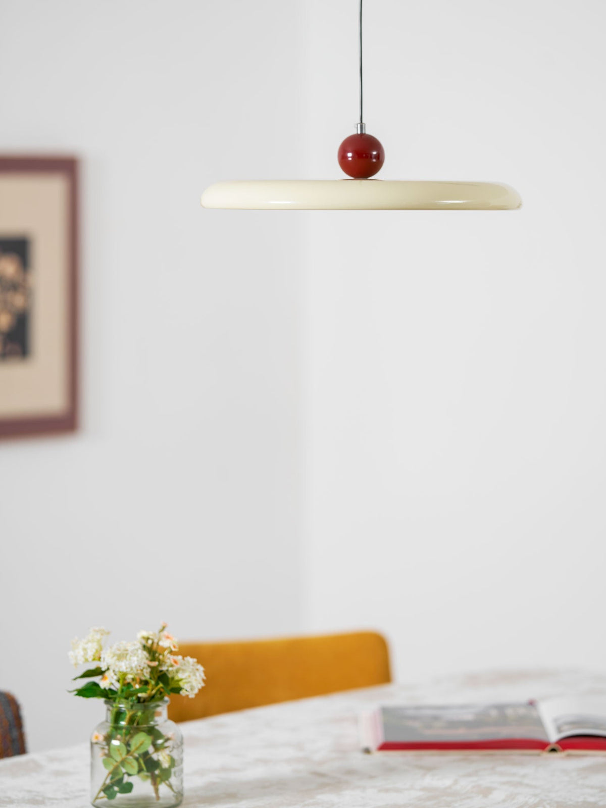 Lámpara colgante con brazo articulado Basela sobre una mesa de comedor – imagen 18
