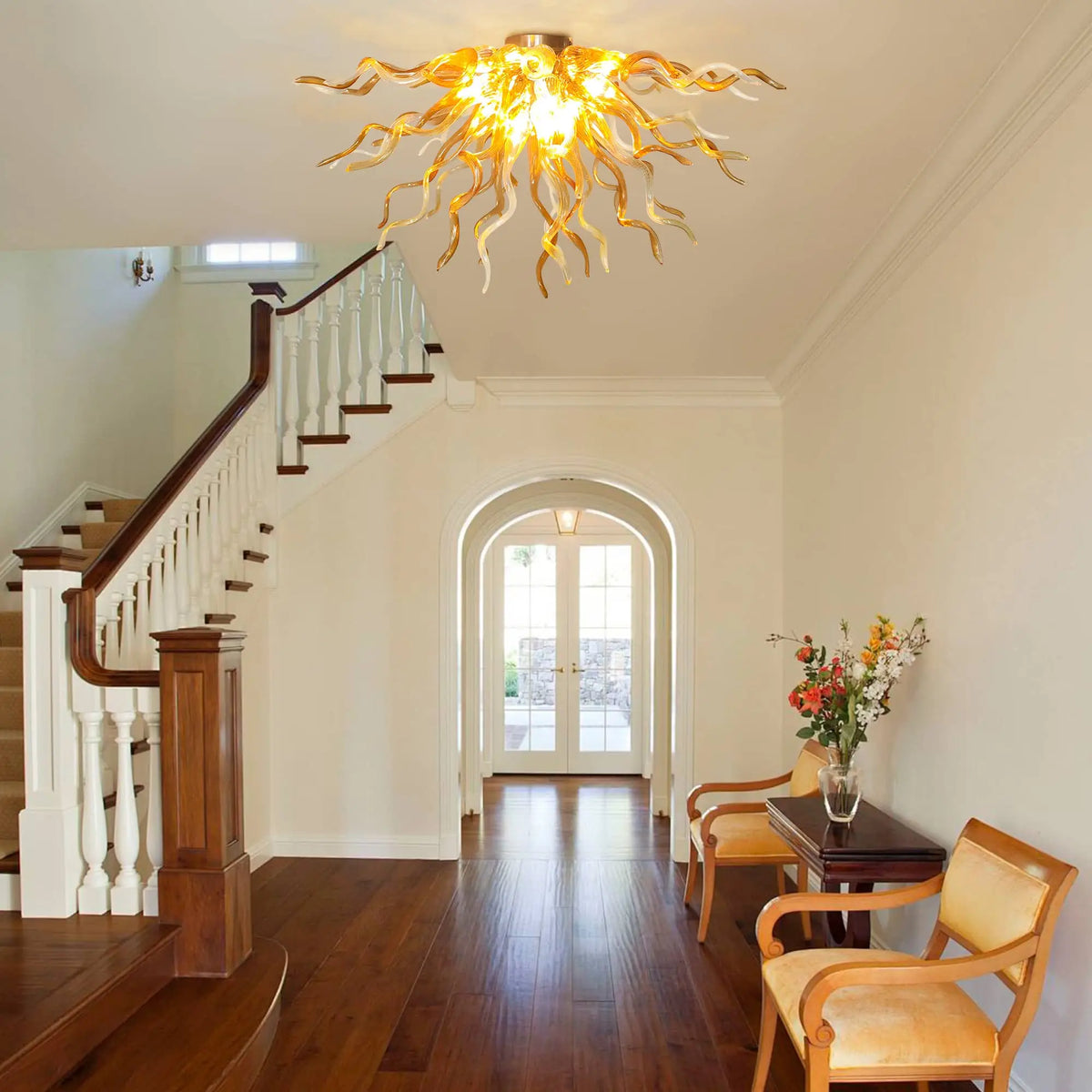 Lámpara de techo de cristal soplado ámbar Brasenda – en un recibidor con escalera de madera