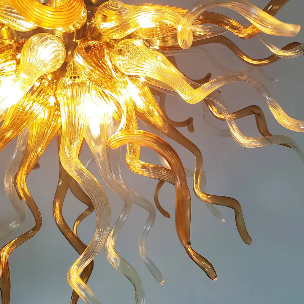 Lámpara de techo de cristal soplado ámbar Brasenda – detalle de las piezas curvas de cristal ámbar