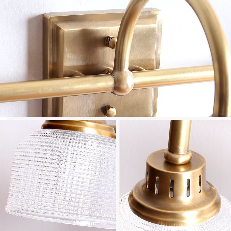 Aplique de pared Yarela con cristal estriado y latón – detalle de la placa y los brazos de latón