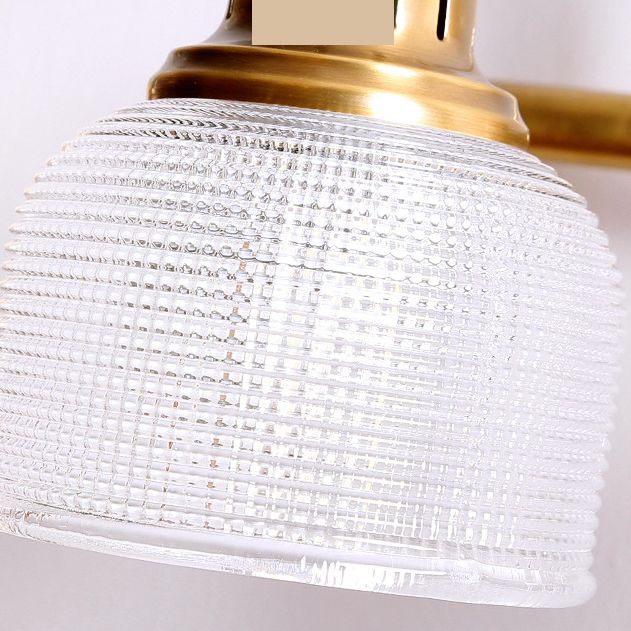 Aplique de pared Yarela con cristal estriado y latón – detalle de la tulipa de cristal estriado
