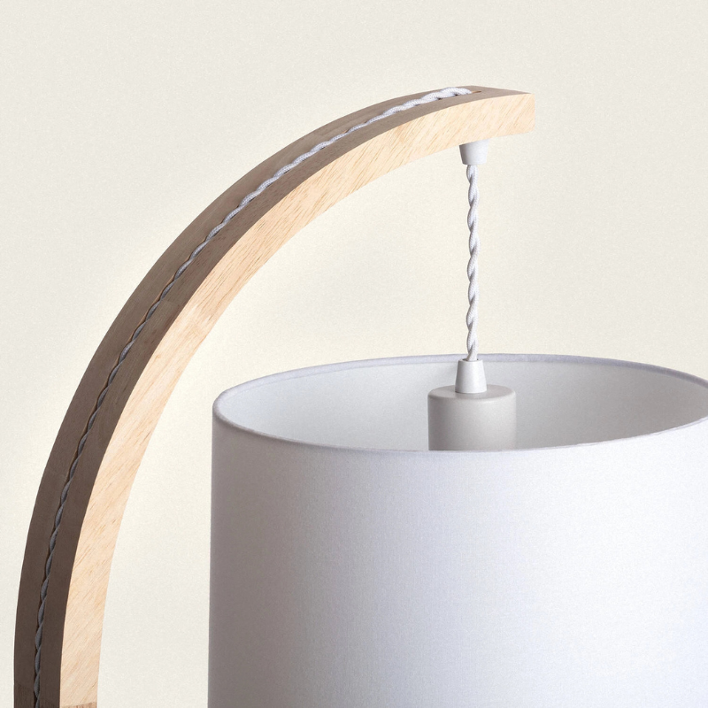 Lámpara de pie de madera Telmira con pantalla colgante blanca – detalle del arco de madera