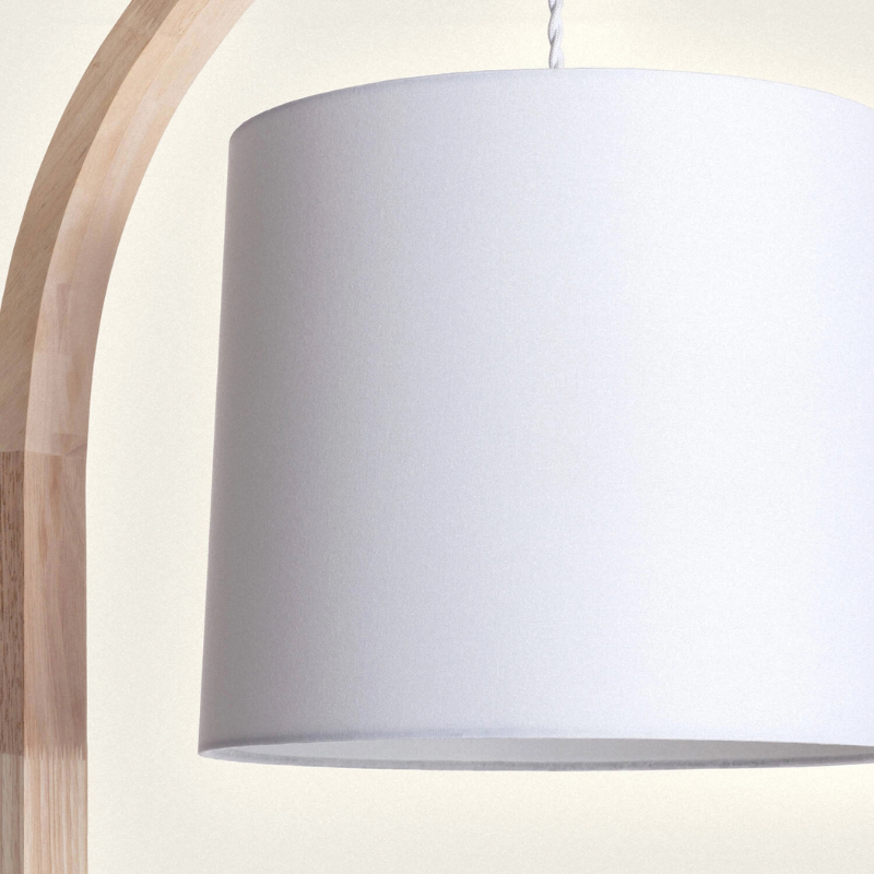 Lámpara de pie de madera Telmira con pantalla colgante blanca – detalle de la pantalla de tela blanca