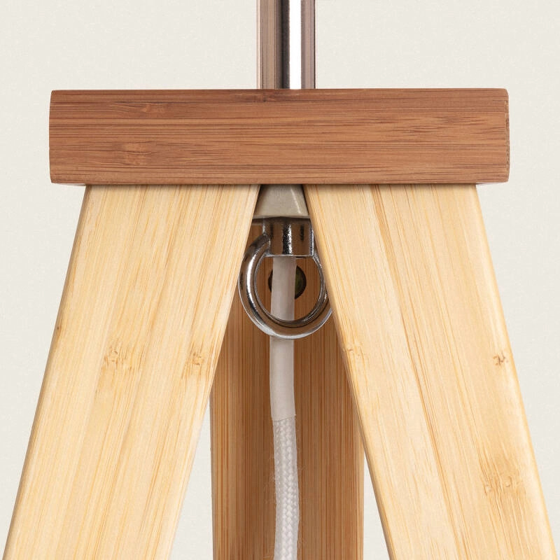Lámpara de pie trípode de madera Talvia – detalle de la unión de madera