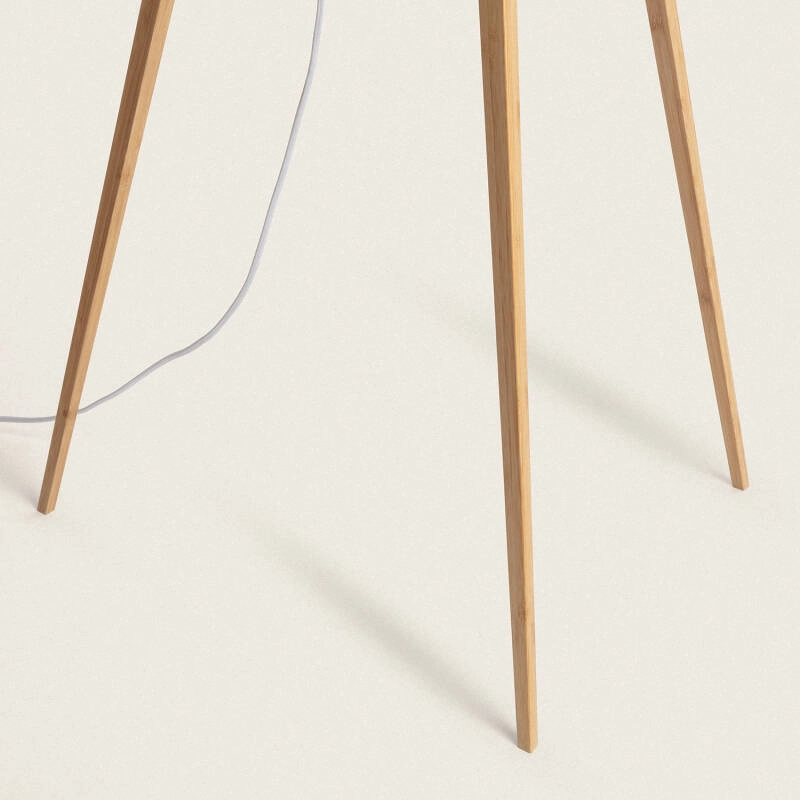 Lámpara de pie trípode de madera Talvia – detalle de las patas de madera