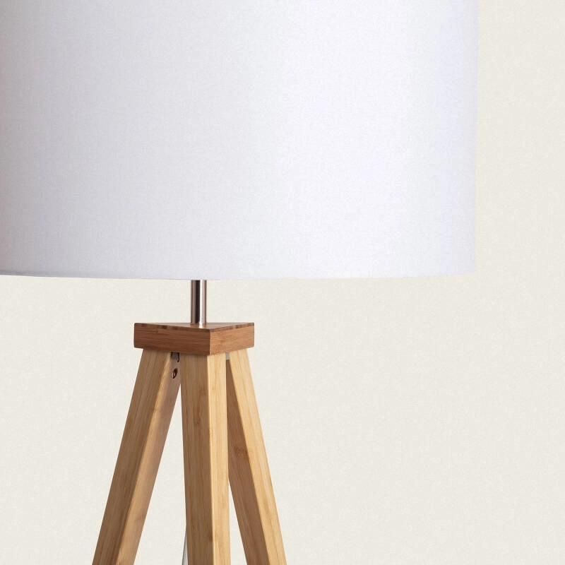 Lámpara de pie trípode de madera Talvia – detalle de la pantalla de tela blanca