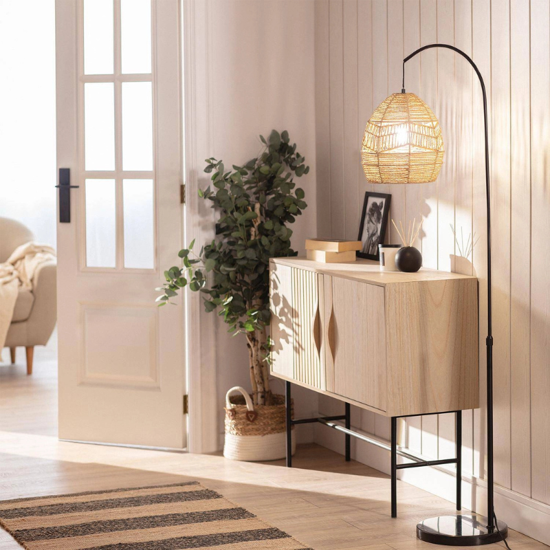 Lámpara de pie arco Tenara con pantalla de fibra natural – en un recibidor luminoso