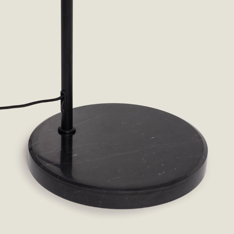 Lámpara de pie arco Tenara con pantalla de fibra natural – detalle de la base redonda negra