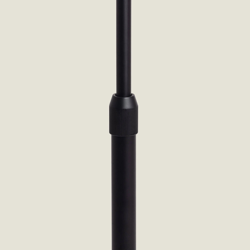 Lámpara de pie arco Tenara con pantalla de fibra natural – detalle del fuste negro