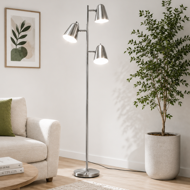 Lámpara de pie Nerisa con 3 focos orientables – junto al sofá en un salón luminoso