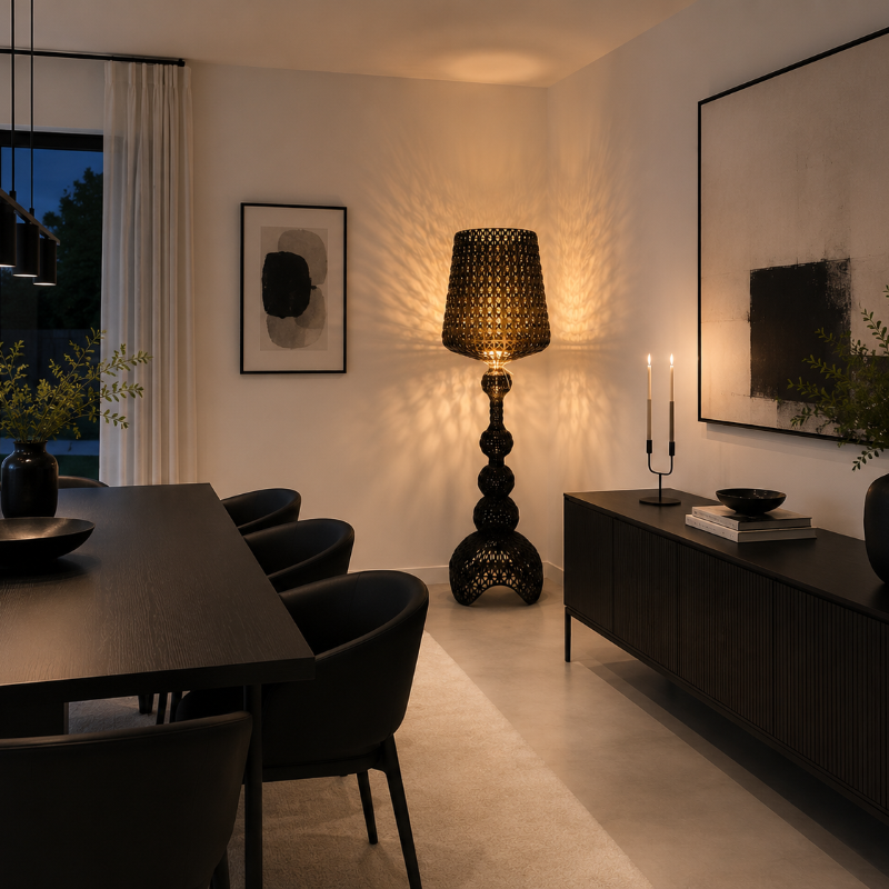 Lámpara de pie calada Tracela – en el comedor por la noche
