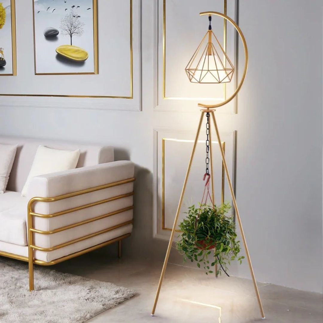 Lámpara de pie trípode con jaula de diamante Sidiana – en dorado en un salón luminoso