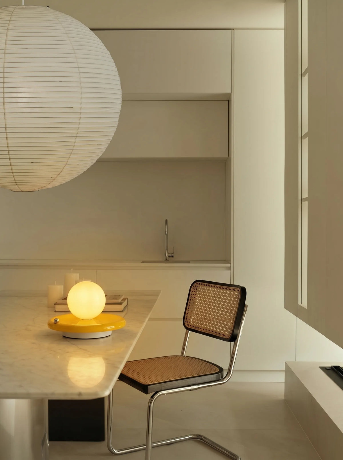 Lámpara de mesa recargable Astrela en un salón acogedor – imagen 6