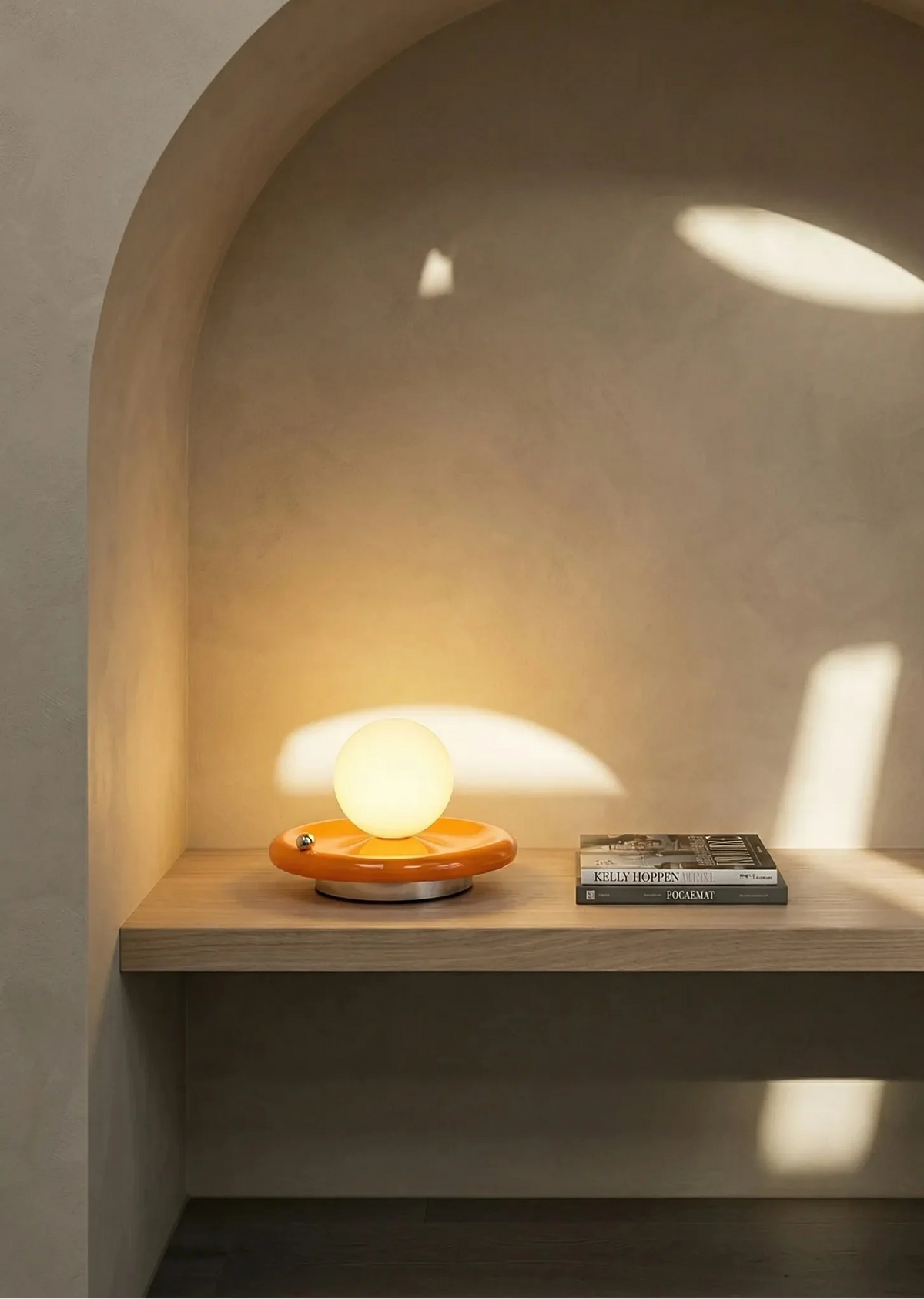 Lámpara de mesa recargable Astrela en un salón acogedor – imagen 8